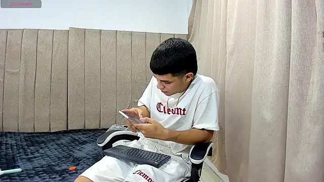 Snapshot of pipe_hot04 chatting on 06-22-26, 05:26 pipe hot04 online show from 06-22-26, 05:26