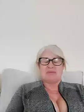 Snapshot of FlirtyFleur-x chatting on 03-27-26, 11:43 FlirtyFleur-x online show from 03-27-26, 11:43