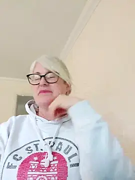 Snapshot of FlirtyFleur-x chatting on 03-31-26, 10:04 FlirtyFleur-x online show from 03-31-26, 10:04