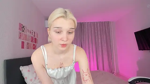 Snapshot of Lara_Blue chatting on 03-13-26, 02:07 Lara Blue online show from 03-13-26, 02:07