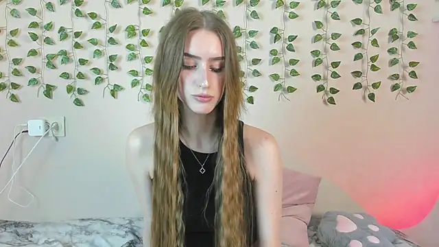 Snapshot of EllieRough chatting on 06-15-26, 03:31 EllieRough online show from 06-15-26, 03:31