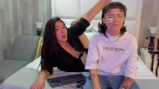 Snapshot of CaliferAndAurora chatting on 03-16-26, 08:13 CaliferAndAurora online show from 03-16-26, 08:13