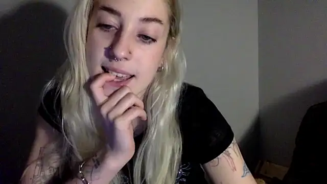 Snapshot of EmmyWet chatting on 03-16-26, 07:29 EmmyWet online show from 03-16-26, 07:29