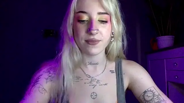 Snapshot of EmmyWet chatting on 06-22-26, 06:38 EmmyWet online show from 06-22-26, 06:38