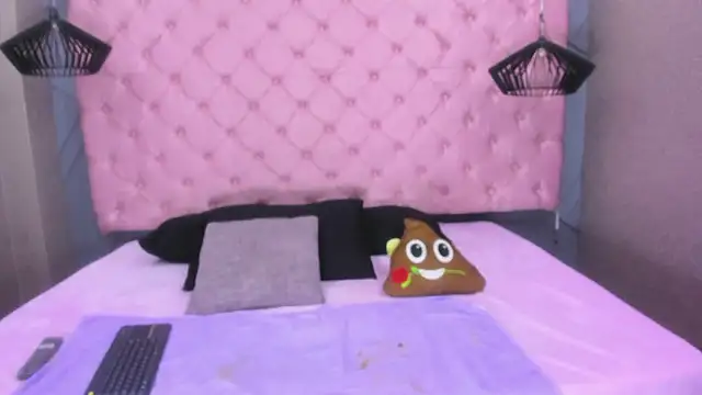 Snapshot of SARA_HORNY- chatting on 03-11-26, 03:01 SARA HORNY- online show from 03-11-26, 03:01