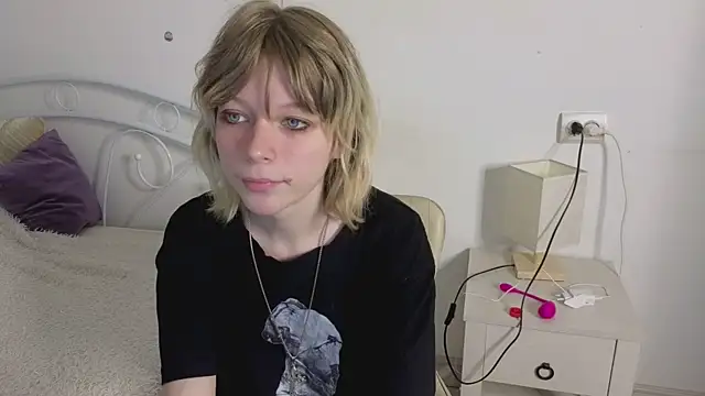 MollySally online show from 06-12-26, 04:11