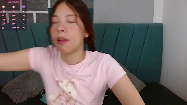 Snapshot of Sweet_kitty_05 chatting on 03-10-26, 11:43 Sweet kitty 05 online show from 03-10-26, 11:43