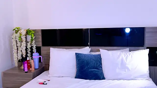 Snapshot of EmmaRicco chatting on 03-08-26, 02:04 EmmaRicco online show from 03-08-26, 02:04