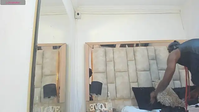 Titan Moreno  online show from 04-20-26, 12:30