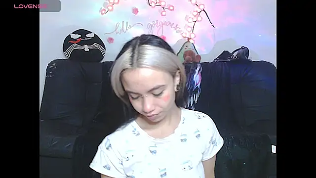 Snapshot of sweet_molly420 chatting on 07-03-26, 10:38 sweet molly420 online show from 07-03-26, 10:38