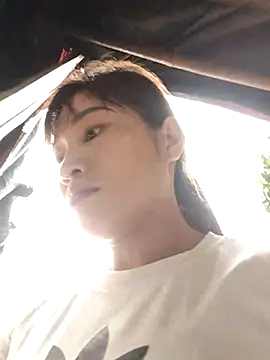 Snapshot of Lilinn_ chatting on 05-08-26, 12:27 Lilinn online show from 05-08-26, 12:27
