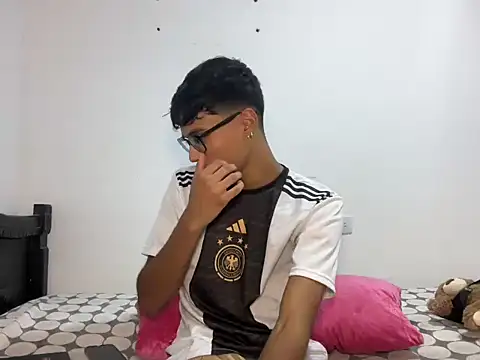 Snapshot of DeividBigCock23 chatting on 03-26-26, 06:35 DeividBigCock23 online show from 03-26-26, 06:35