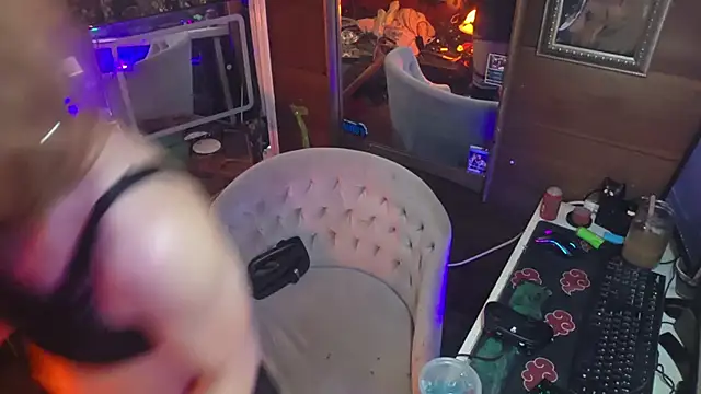 Snapshot of VieVixSyn chatting on 03-24-26, 01:21 VieVixSyn online show from 03-24-26, 01:21