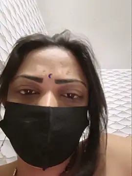 Snapshot of Beauty-3 chatting on 05-23-26, 01:44 Beauty-3 online show from 05-23-26, 01:44