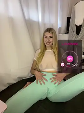 SoniaXOXO online show from 05-01-26, 04:11