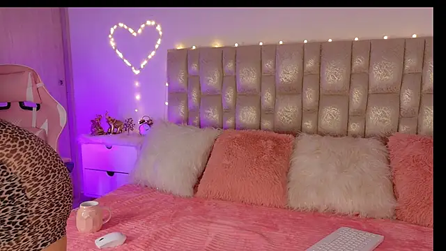 Snapshot of BlossomNicol chatting on 03-14-26, 05:13 BlossomNicol online show from 03-14-26, 05:13