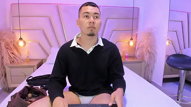 Snapshot of Max_Huntter chatting on 03-07-26, 01:24 Max Huntter online show from 03-07-26, 01:24