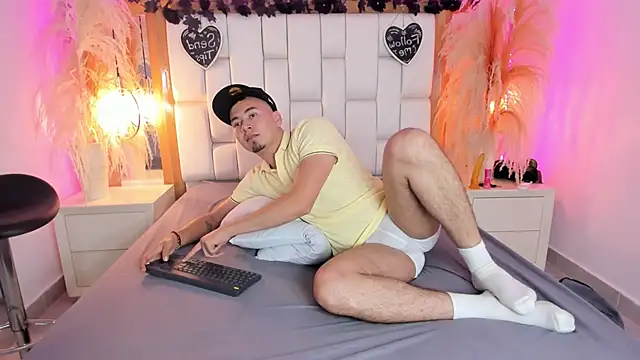 Snapshot of Max_Huntter chatting on 03-14-26, 01:23 Max Huntter online show from 03-14-26, 01:23