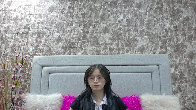 Snapshot of Naomimolie chatting on 06-19-26, 12:31 Naomimolie online show from 06-19-26, 12:31