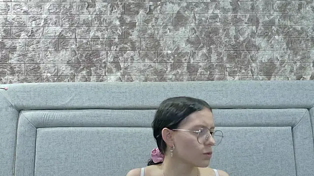 Snapshot of Naomimolie chatting on 06-23-26, 11:52 Naomimolie online show from 06-23-26, 11:52