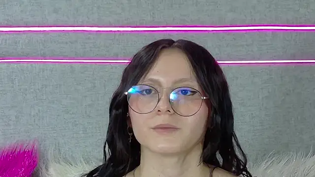Snapshot of Naomimolie chatting on 07-15-26, 05:51 Naomimolie online show from 07-15-26, 05:51