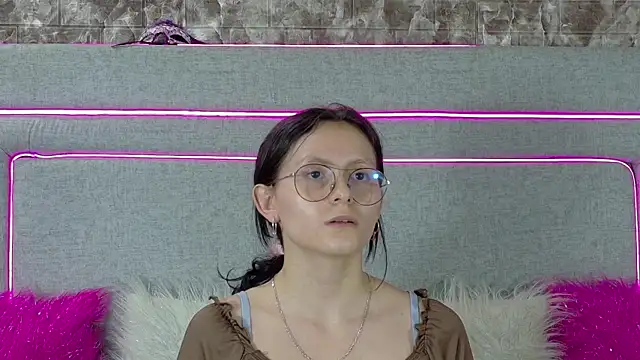 Snapshot of Naomimolie chatting on 07-16-26, 12:00 Naomimolie online show from 07-16-26, 12:00