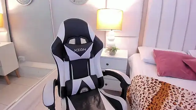 Snapshot of EllaEvanzz chatting on 03-07-26, 02:30 EllaEvanzz online show from 03-07-26, 02:30