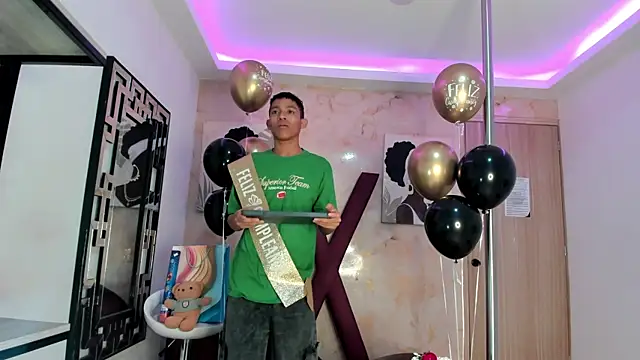 SKINNY BOYXXX online show from 04-15-26, 07:37