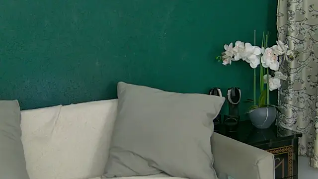 Snapshot of SkinnyNatty chatting on 06-04-26, 03:45 SkinnyNatty online show from 06-04-26, 03:45