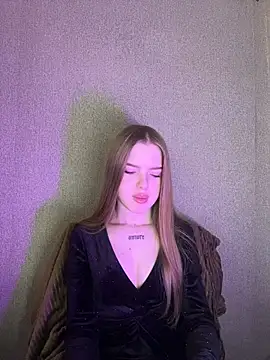 Snapshot of KayShaw chatting on 03-11-26, 04:40 KayShaw online show from 03-11-26, 04:40