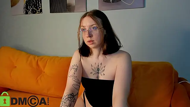 Snapshot of maxinemouse chatting on 03-11-26, 12:44 maxinemouse online show from 03-11-26, 12:44