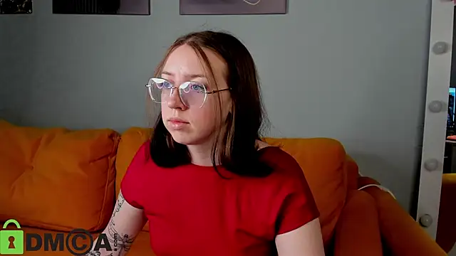 Snapshot of maxinemouse chatting on 03-12-26, 12:22 maxinemouse online show from 03-12-26, 12:22