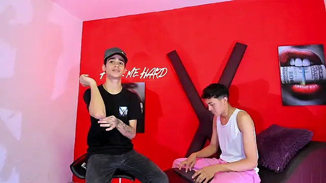 Snapshot of SKYN_MAN chatting on 03-11-26, 01:33 SKYN MAN online show from 03-11-26, 01:33