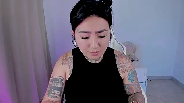 Snapshot of heeyy_kitty chatting on 03-25-26, 02:34 heeyy kitty online show from 03-25-26, 02:34