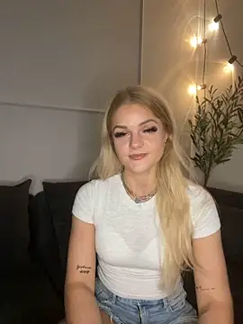 Snapshot of Luna-Noire chatting on 03-08-26, 08:12 Luna-Noire online show from 03-08-26, 08:12