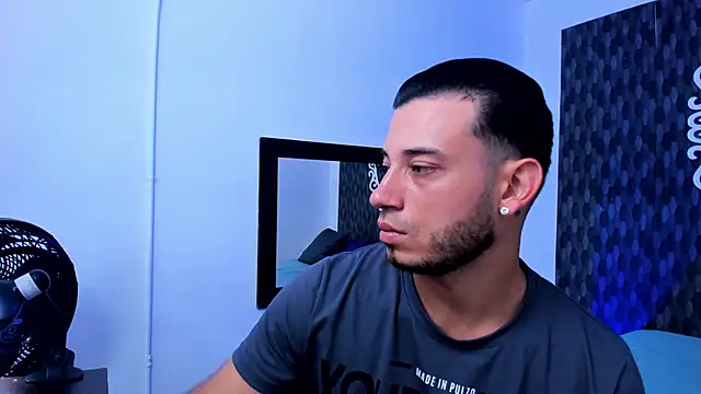 Snapshot of Daiamon_Clark chatting on 03-10-26, 08:14 Daiamon Clark online show from 03-10-26, 08:14