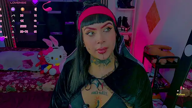 Snapshot of LauriInk1 chatting on 06-19-26, 02:49 LauriInk1 online show from 06-19-26, 02:49