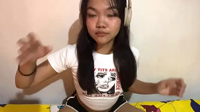 Snapshot of LynneCharley chatting on 03-17-26, 04:17 LynneCharley online show from 03-17-26, 04:17