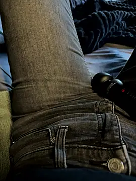 Snapshot of aleexii_s chatting on 03-16-26, 04:00 aleexii s online show from 03-16-26, 04:00