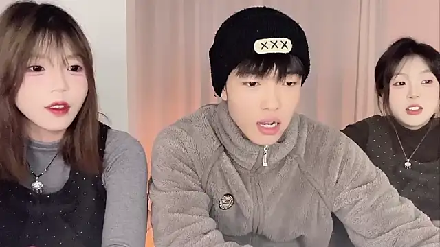 Snapshot of SM_0007 chatting on 03-08-26, 02:43 SM 0007 online show from 03-08-26, 02:43