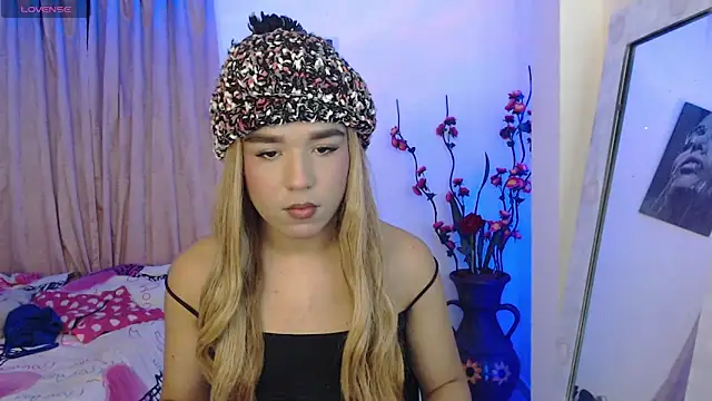 Snapshot of Candyy_doll__ chatting on 03-06-26, 08:05 Candyy doll online show from 03-06-26, 08:05