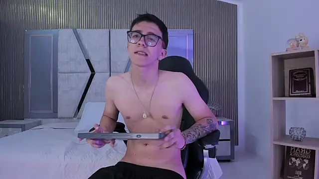 Snapshot of TylerCross_ chatting on 03-11-26, 11:33 TylerCross online show from 03-11-26, 11:33