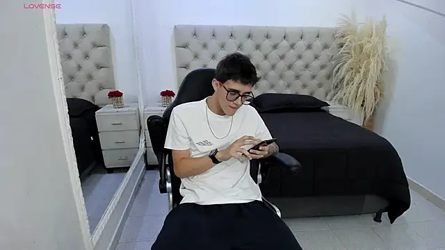 TylerCross  online show from 03-29-26, 05:24