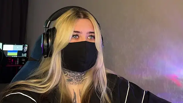 Snapshot of Xtoni_ chatting on 03-12-26, 07:14 Xtoni online show from 03-12-26, 07:14