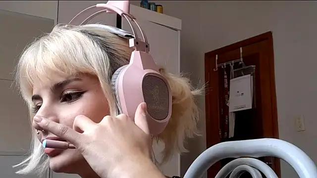 Snapshot of JustinCerqueira chatting on 03-11-26, 04:13 JustinCerqueira online show from 03-11-26, 04:13