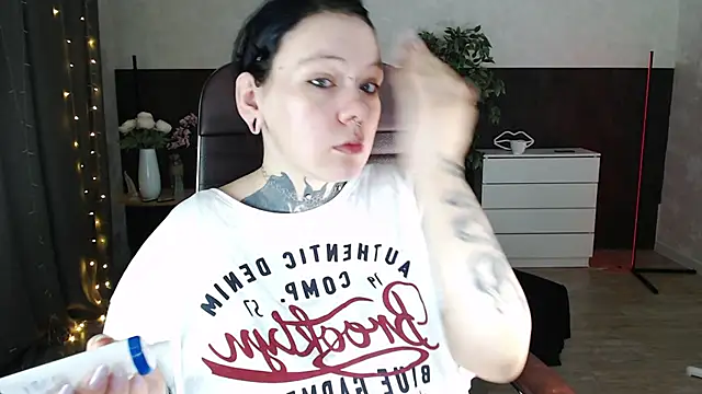 Snapshot of Qwerty_Anna_Lbo chatting on 03-14-26, 02:22 Qwerty Anna Lbo online show from 03-14-26, 02:22