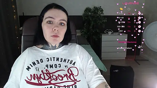 Snapshot of Qwerty_Anna_Lbo chatting on 03-15-26, 04:24 Qwerty Anna Lbo online show from 03-15-26, 04:24