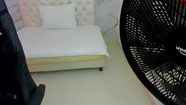 Sofia echeverri online show from 04-18-26, 12:31