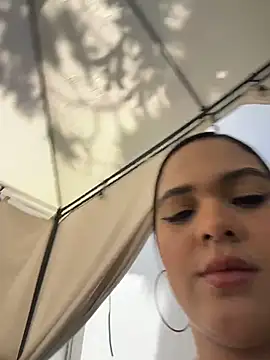 Snapshot of Bella-Ferrer chatting on 07-17-26, 04:01 Bella-Ferrer online show from 07-17-26, 04:01