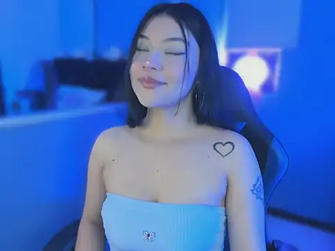 Snapshot of emelyporch chatting on 03-17-26, 05:44 emelyporch online show from 03-17-26, 05:44